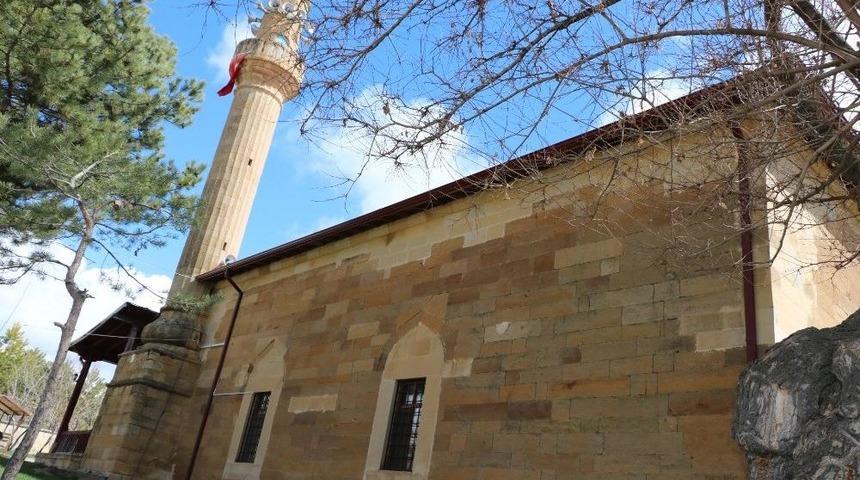 Asırlık Dut Ağacının G&ouml;lgesinde Asırlık Cami