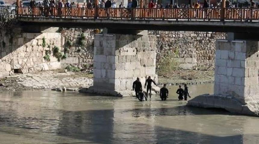 Yeşilırmak'a U&ccedil;an Otomobilin S&uuml;r&uuml;c&uuml;s&uuml;n&uuml; Arama &Ccedil;alışmaları S&uuml;r&uuml;yor