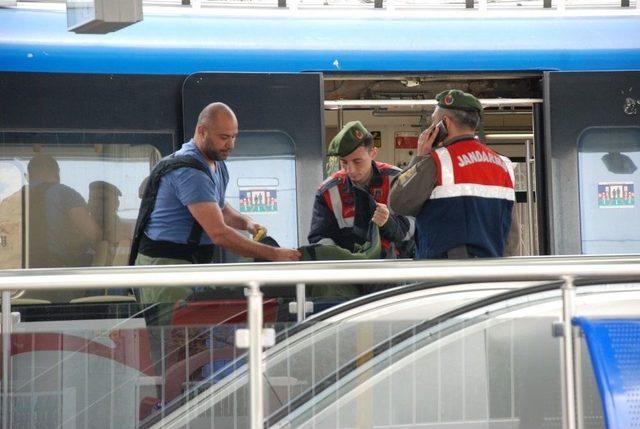 İzmir’de Bomba İhbarıyla Tren Durduruldu, Yolcular Tahliye Edildi