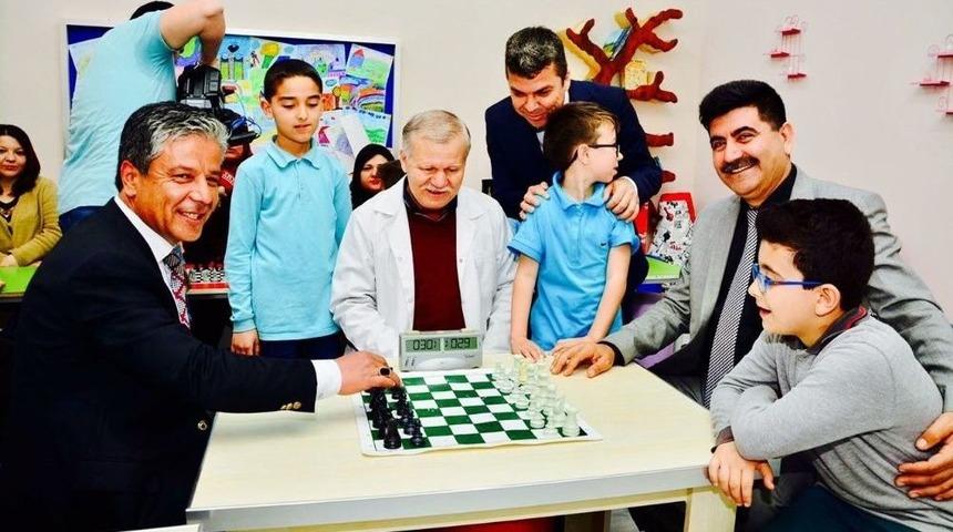 Anneler &Ccedil;ocuklarıyla Birlikte Satran&ccedil; &Ouml;ğrendi