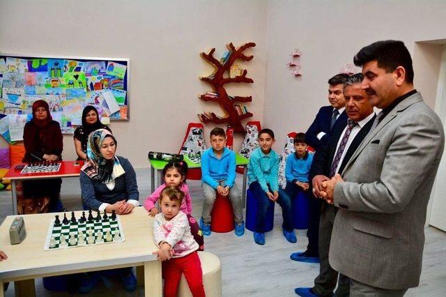 Anneler &Ccedil;ocuklarıyla Birlikte Satran&ccedil; &Ouml;ğrendi 1