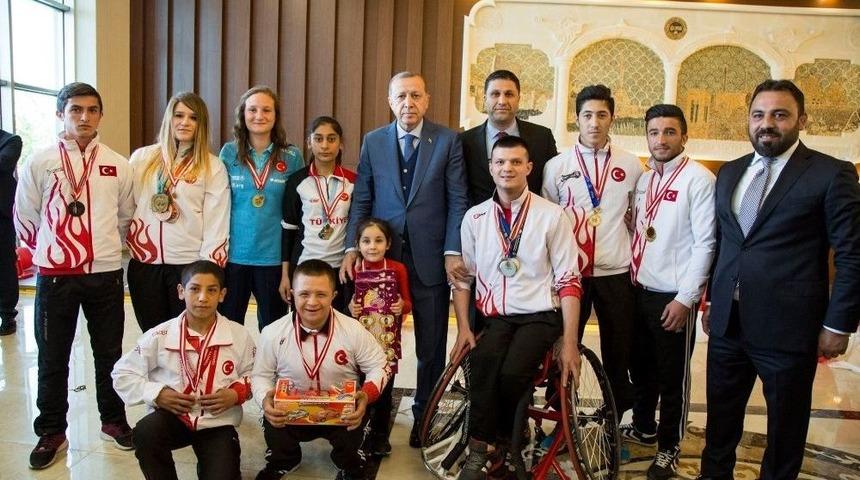 Cumhurbaşkanı Erdoğan Haliliyeli Sporcularla Buluştu