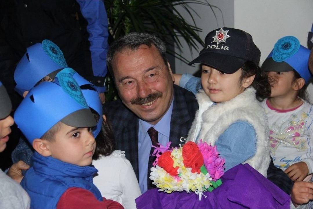 Anaokulu &Ouml;ğrencileri, Emniyet M&uuml;d&uuml;r&uuml;ne Yumurta Hediye Etti