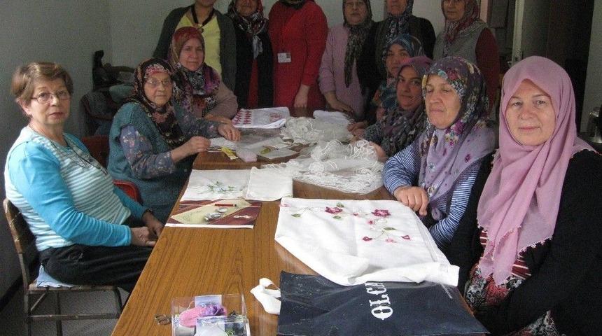 78 Yaşında Torunları İ&ccedil;in İğne Oyası Yapıyor