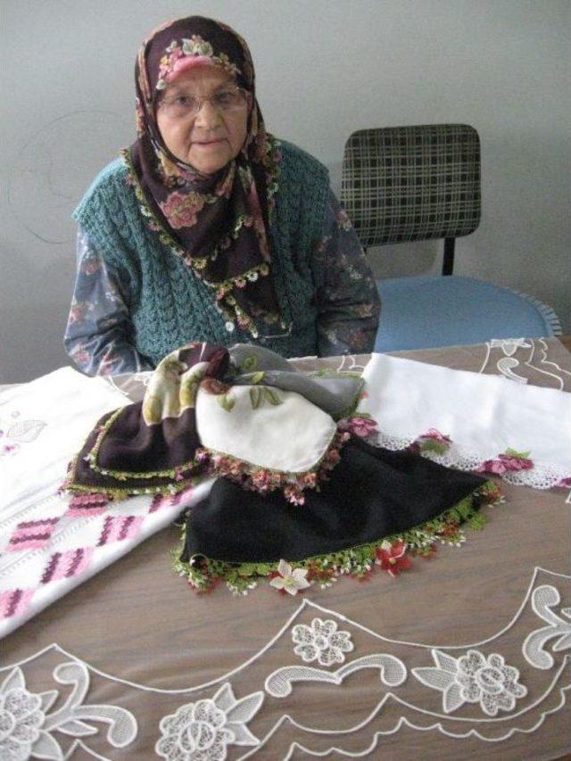 78 Yaşında Torunları İ&ccedil;in İğne Oyası Yapıyor 1