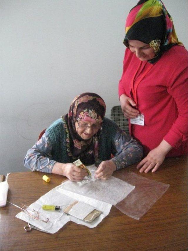 78 Yaşında Torunları İ&ccedil;in İğne Oyası Yapıyor 2