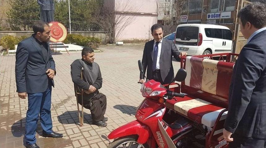 Kaymakam Alibeyoğlu&rsquo;ndan Engelli Boyacıya Araba Jesti