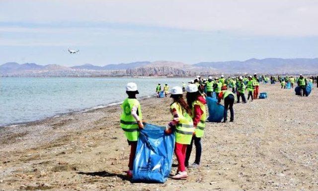 Van Gölü'nde 15 Bin Öğrenciyle Temizlik Kampanyası