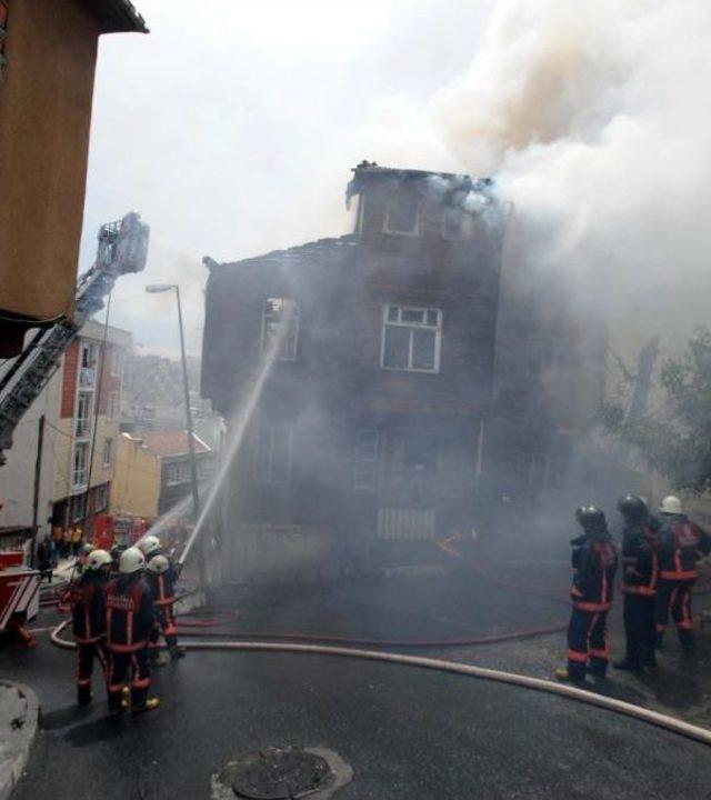 Beyoğlu'nda Tarihi Ahşap Bina Alevlere Teslim