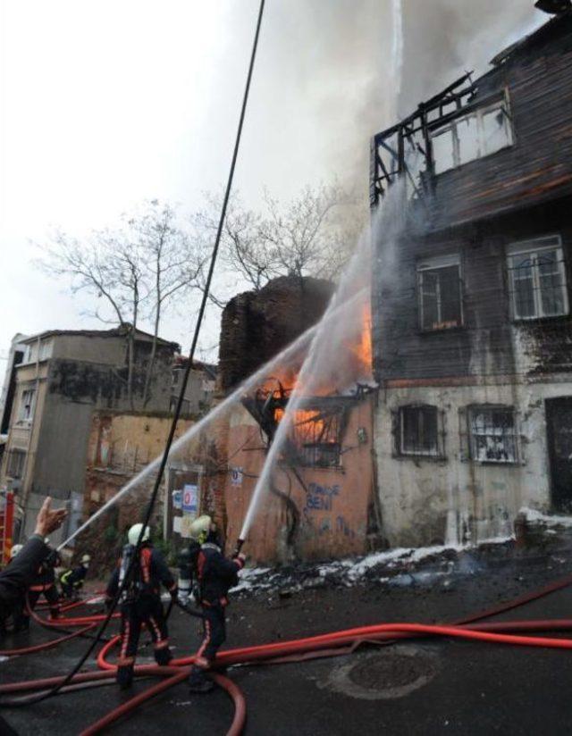 Beyoğlu'nda Tarihi Ahşap Bina Alevlere Teslim