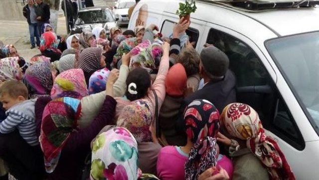 Evet Kampanyasında &Ccedil;i&ccedil;ek Izdihamı 1