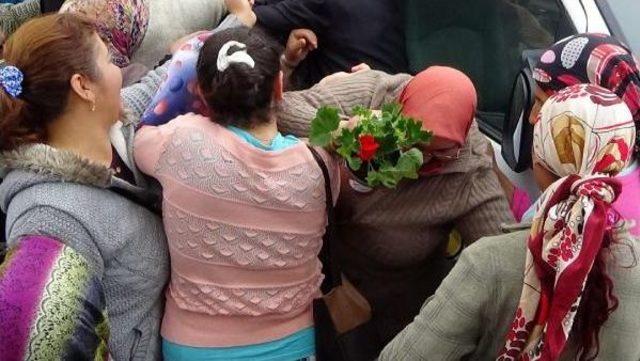 Evet Kampanyasında &Ccedil;i&ccedil;ek Izdihamı 2