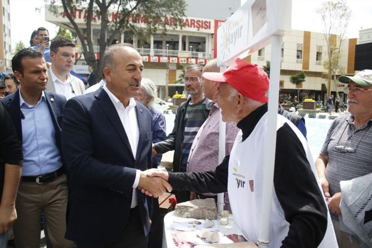 Bakan &Ccedil;avuşoğlu, "hayır" Standını Ziyaret Etti