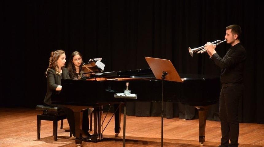 Salon 2003&rsquo;te Keman, Viyolonsel, Trompet Konseri