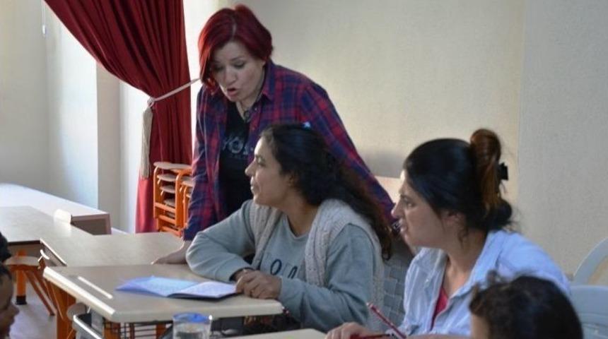 Romanlar Okuma Yazma &Ouml;ğreniyor