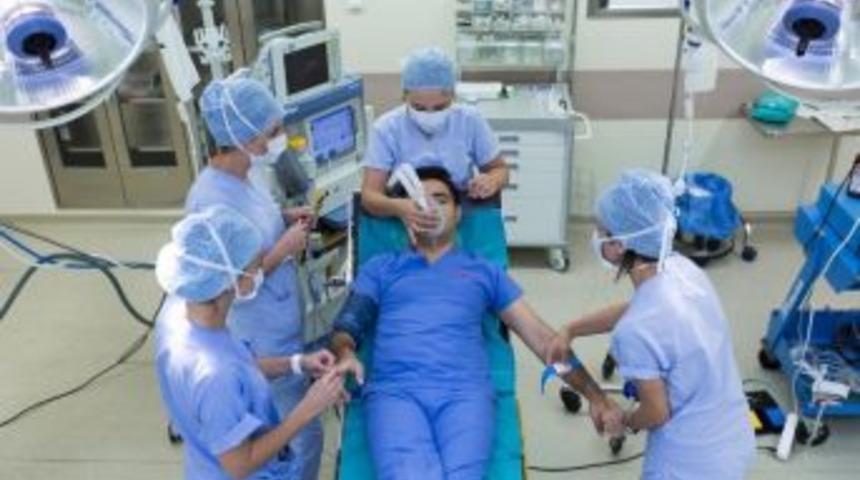 Hasta Duygularını Analiz Etmek İsteyen Doktor, Ameliyat Masasına Yattı