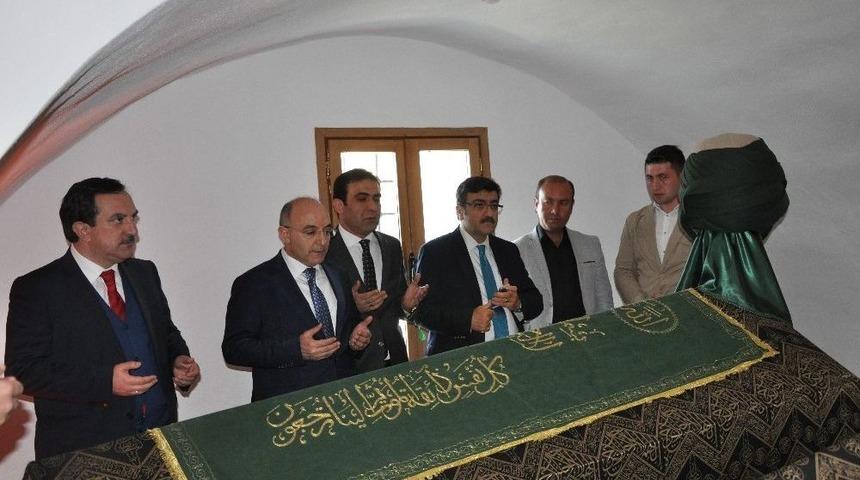 Cumhurbaşkanı Başdanışmanı Ahmet Selim K&ouml;roğlu, Şeyh Edebali T&uuml;rbesini Ziyaret Etti