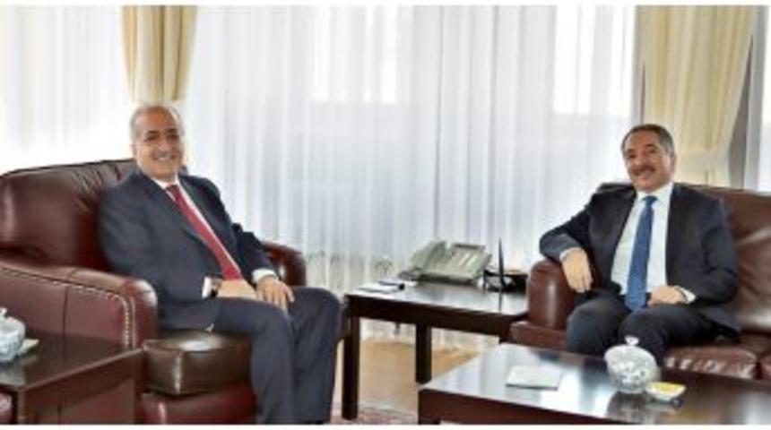 Ağrı İbrahim &Ccedil;e&ccedil;en &Uuml;niversitesi Rekt&ouml;r&uuml; Prof. Dr. Abdulhalik Karabulut&rsquo;tan, Rekt&ouml;r &Ccedil;omaklı&rsquo;ya Ziyaret