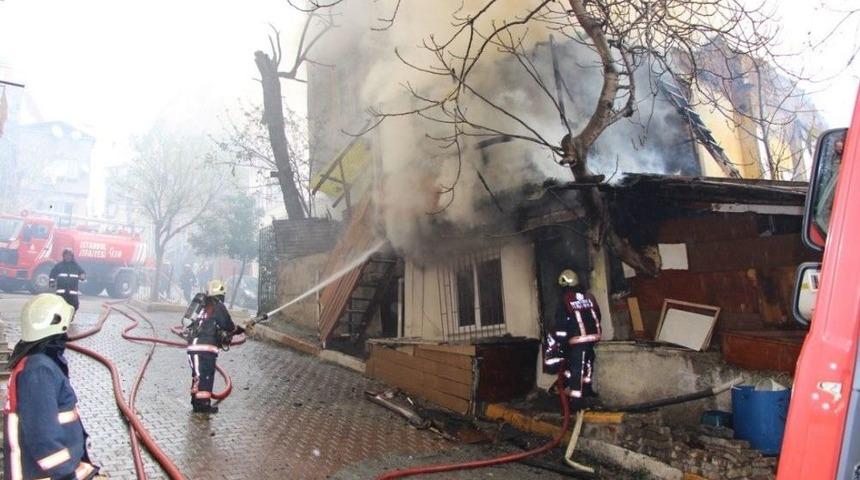 Beyoğlu&rsquo;nda Bir Gecekondu İle Bir Ahşap Bina Alev Alev Yandı