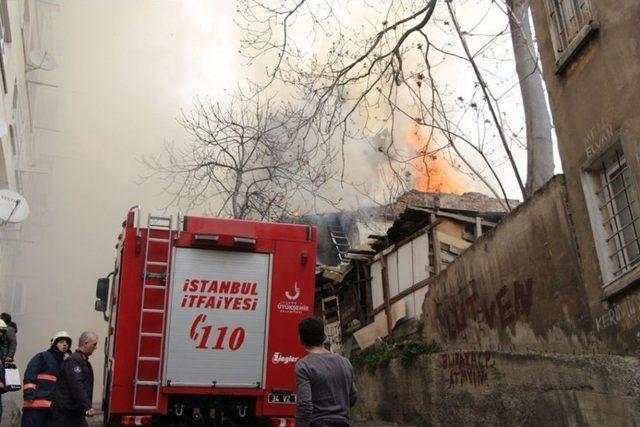 Beyoğlu’nda Bir Gecekondu İle Bir Ahşap Bina Alev Alev Yandı