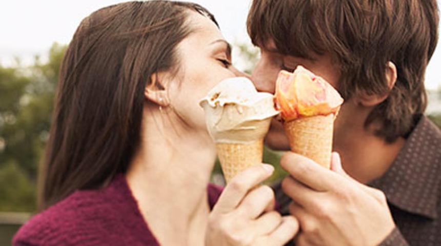 Erkek &Ouml;p&uuml;ş&uuml;rken Ne D&uuml;ş&uuml;n&uuml;r?