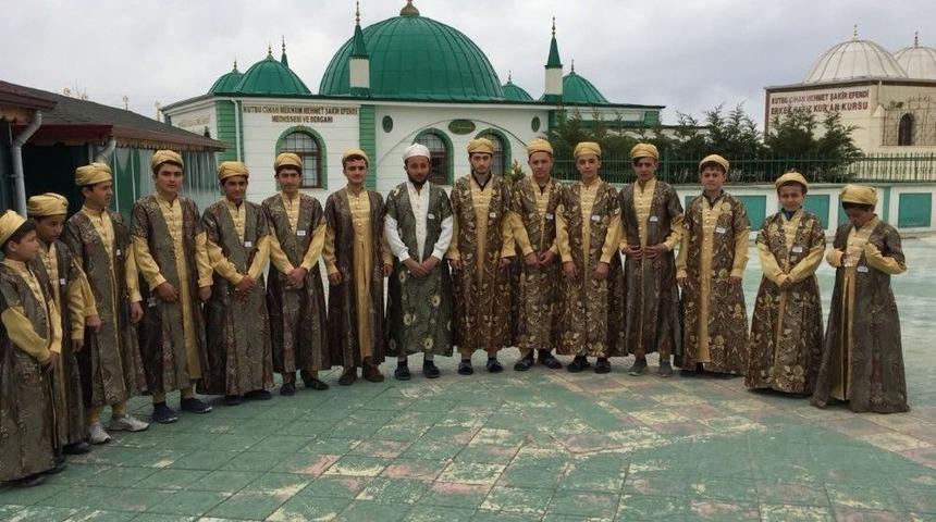 Yozgatlı İş Adamı Hafız &Ouml;ğrencilere Şehzade Elbisesi Hediye Etti