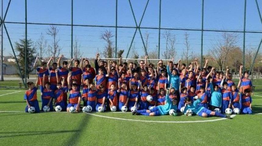 Gen&ccedil; Milli Takım Teknik Direkt&ouml;r&uuml; Sofuoğlu, Futbol Akademi Kampını Ziyaret Etti
