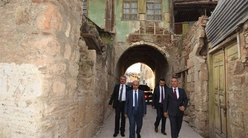 Vali Demirtaş, Adana&rsquo;nın Tarihi Tepebağ B&ouml;lgesinde İncelemelerde Bulundu