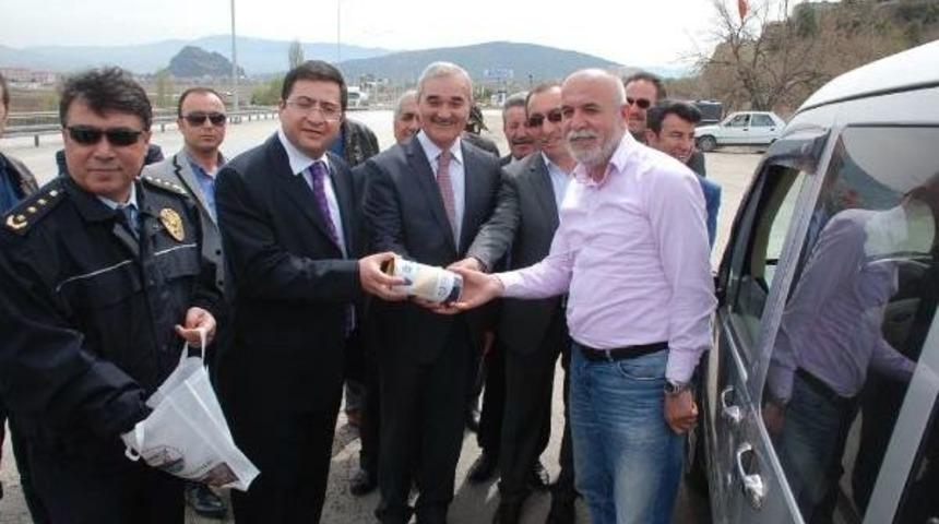 Polisten Sürücülere, Pirinç, Çikolata, Leblebi Ikramı