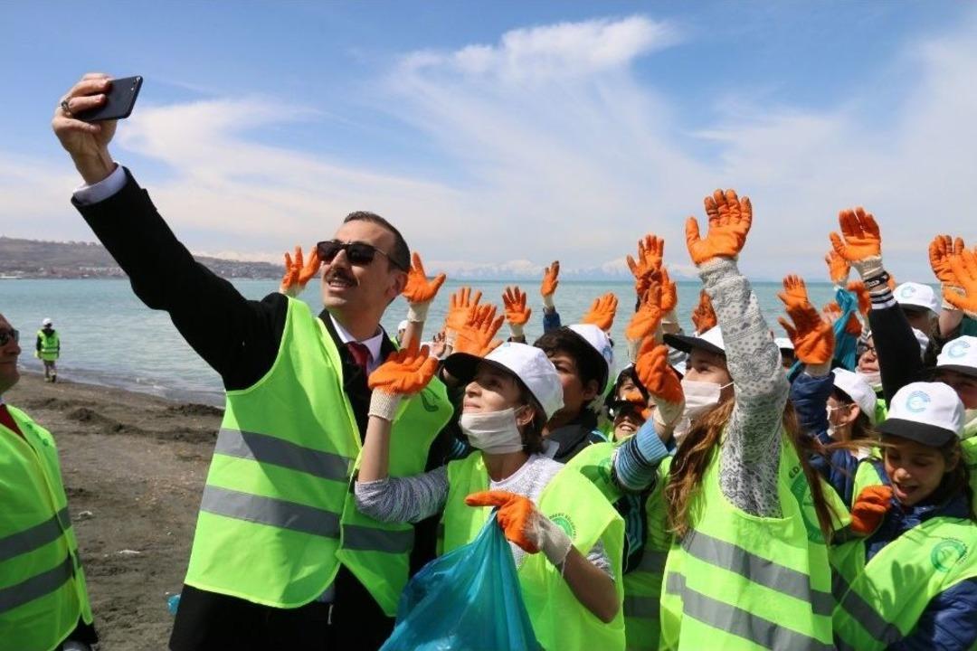 Edremit&rsquo;te 60 Ton &Ccedil;&ouml;p Toplandı