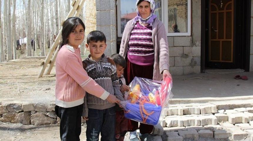 Başkale Belediyesinden &Ccedil;ocuklara Oyuncak