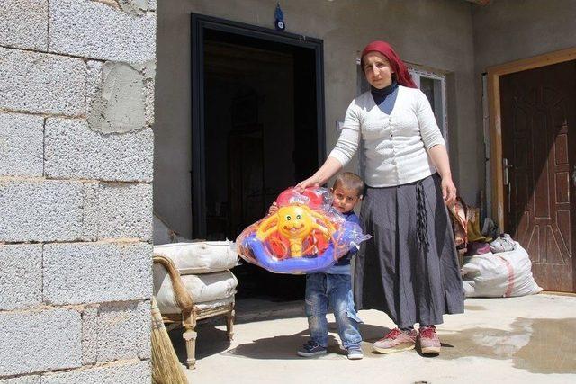 Başkale Belediyesinden &Ccedil;ocuklara Oyuncak 1