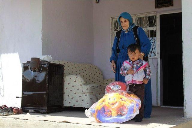 Başkale Belediyesinden &Ccedil;ocuklara Oyuncak 2