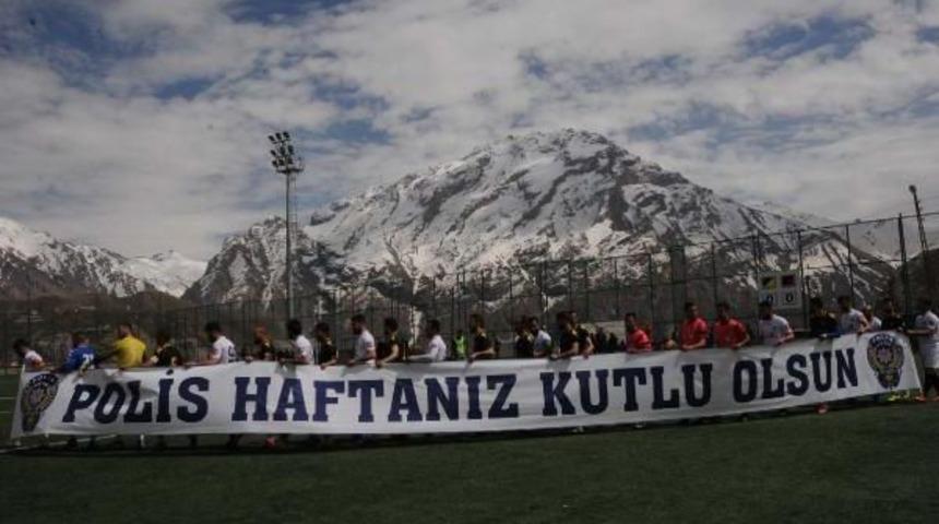 Hakkari-Y&uuml;ksekova Ma&ccedil;ında 'polis Haftanız Kutlu Olsun' Pankartı
