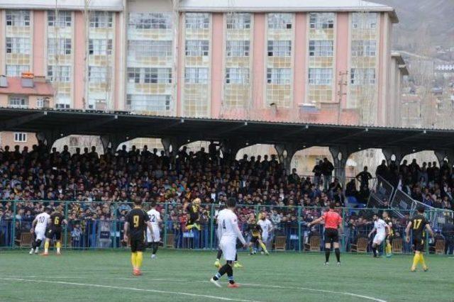 Hakkari-Yüksekova Maçında 'polis Haftanız Kutlu Olsun' Pankartı