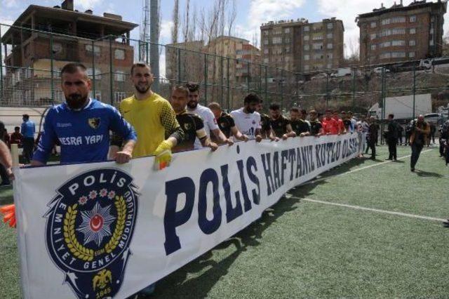 Hakkari-Yüksekova Maçında 'polis Haftanız Kutlu Olsun' Pankartı