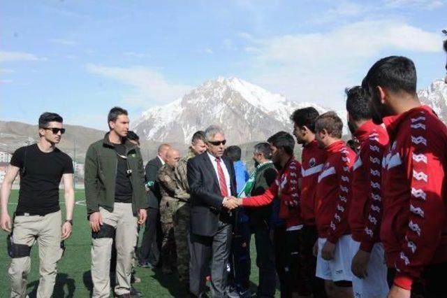 Hakkari-Yüksekova Maçında 'polis Haftanız Kutlu Olsun' Pankartı