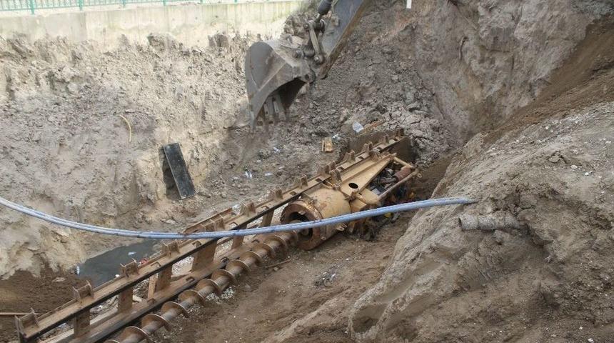 Devrilen İş Makinesinin Altında Kaldı