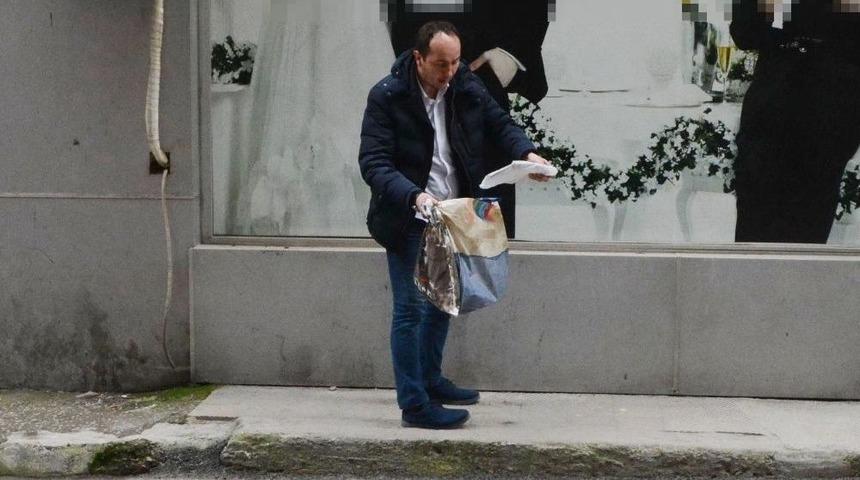 Polislere Aldırış Etmeden Ş&uuml;pheli Poşeti A&ccedil;tı