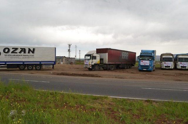 Mardin’den El-bab’a 10 Tır Kırtasiye Yardımı