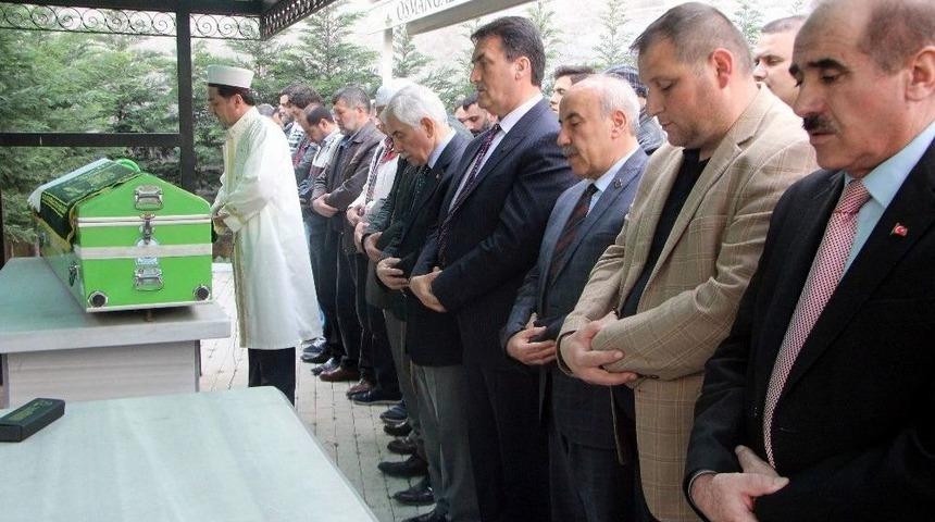 Otomobil Temizlik İş&ccedil;ilerinin Arasına Daldı: 1 &Ouml;l&uuml;, 2 Yaralı