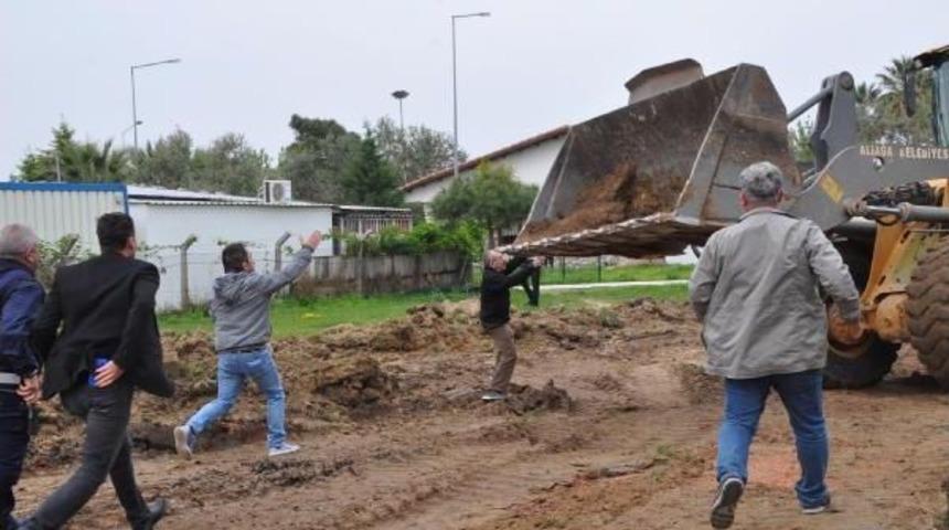 Yol I&ccedil;in Parktaki Ağa&ccedil;ların S&ouml;k&uuml;lmesine Tepki