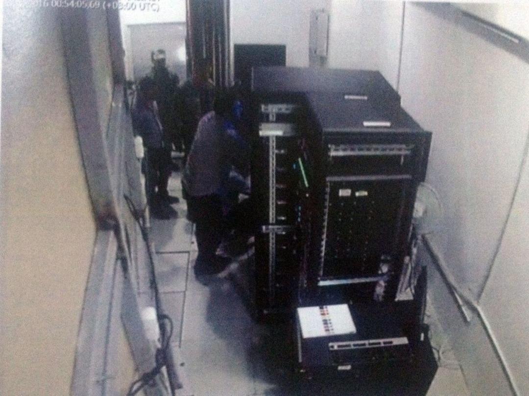 3 Şahsın T&uuml;rk Telekom Yayınlarını Kesmeye &Ccedil;alıştığı Fotoğraflara Yansıdı