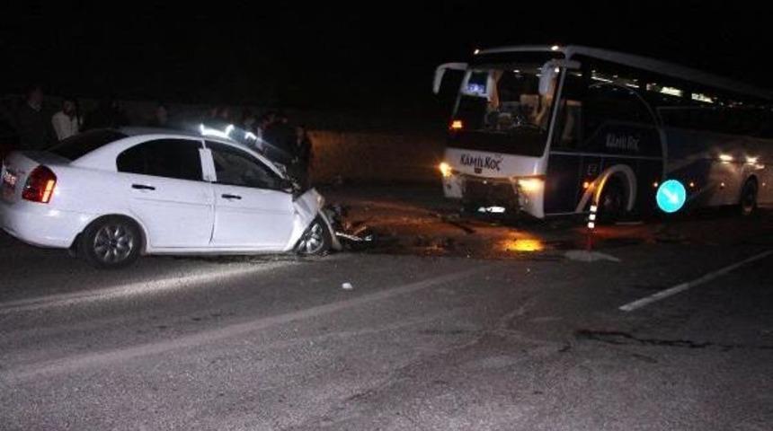 Yolcu Otob&uuml;s&uuml;ne &Ccedil;arpan Otomobilin S&uuml;r&uuml;c&uuml;s&uuml; &Ouml;ld&uuml;