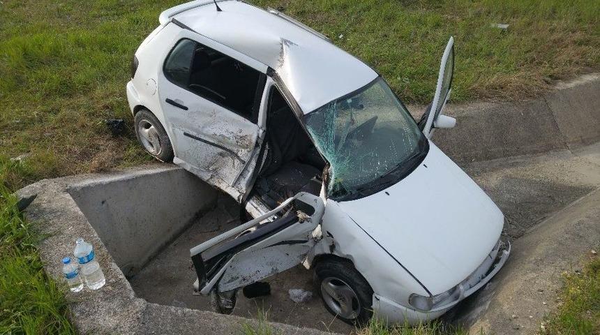 Minib&uuml;s &Ccedil;arpışan Otomobil Kanala U&ccedil;tu: 3 Yaralı