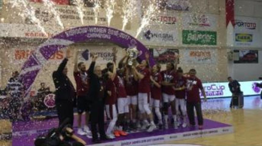 Yakın Doğu &Uuml;niversitesi Kupayı Kaldırdı