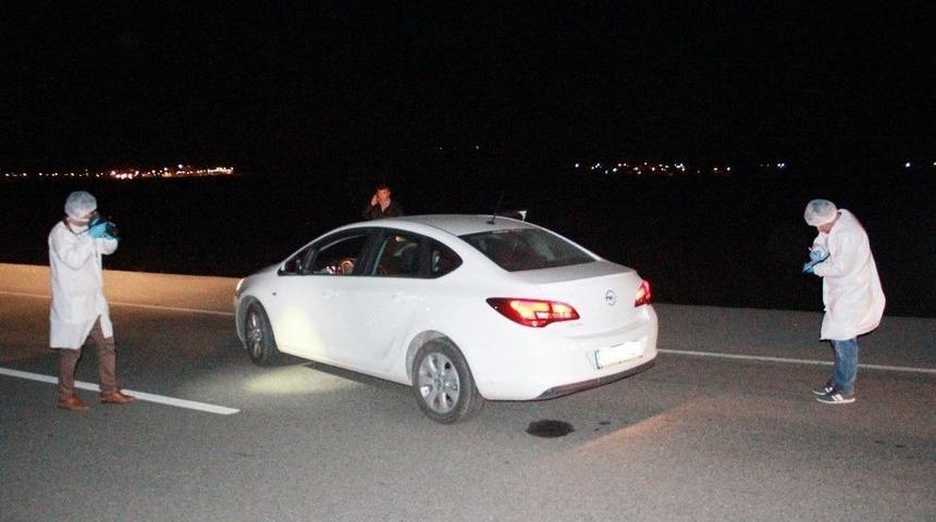 Otomobile Kurşun Yağdırdılar: 1 &Ouml;l&uuml;, 1 Yaralı