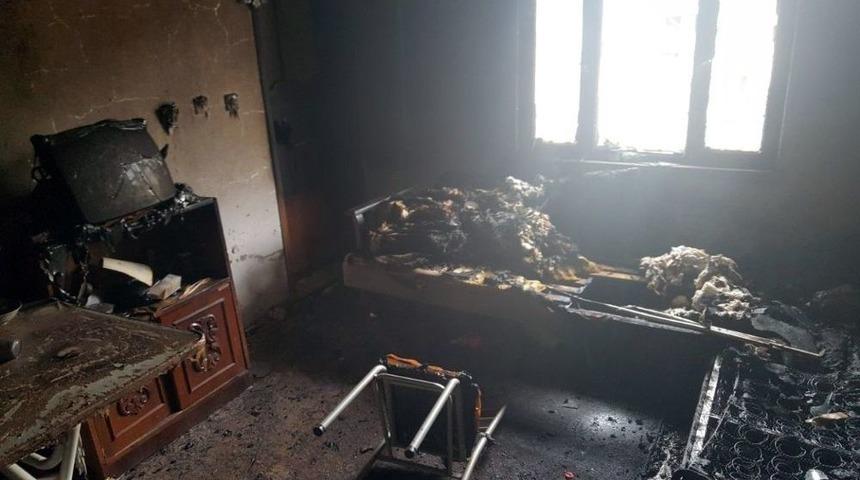 Yaşlı &Ccedil;ifti Yangından Komşuları Kurtardı