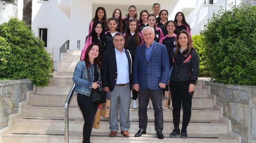 Kıbrıs Kız Hentbol Takımı Bodrum Belediyesi&rsquo;ni Ziyaret Etti