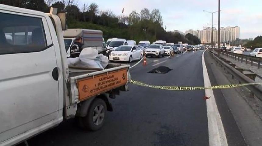 Tem Otoyolunu Kullanarak Yolun Karşısına Ge&ccedil;meye &Ccedil;alışan Yayaya Bir Otomobil &Ccedil;arptı